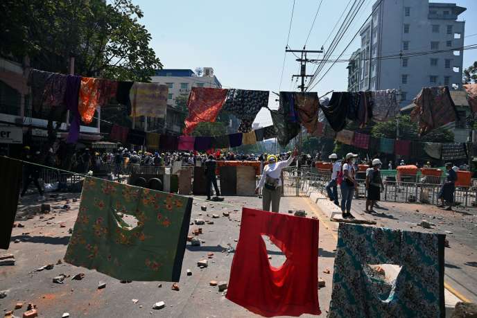 3月7日星期日，执法行动与抗议者在缅甸仰光发生冲突。