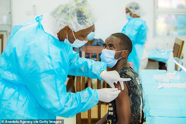 一名年轻人在卢旺达接受了疫苗接种，目前该疫苗的接种量是政府成功接种疫苗的人数所占的比例-2.8人/ 100人，相当于我们100人中的2.4人