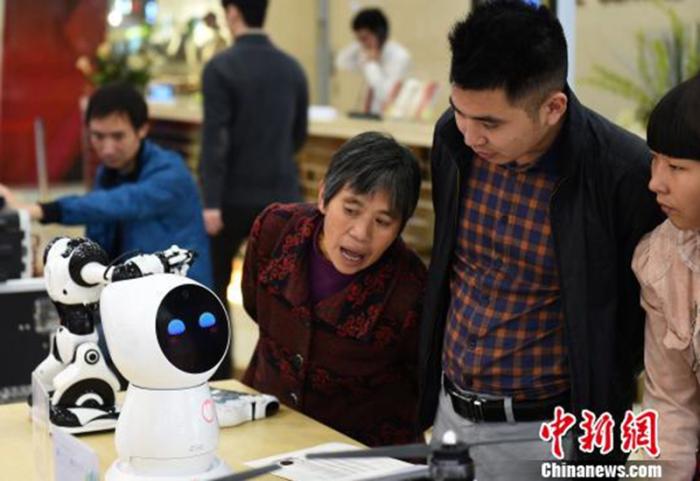 资料图：图为育儿机器人吸引市民眼球。　周毅 摄