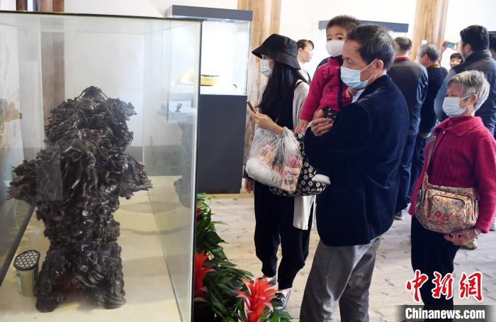 展出的福建籍中国工艺美术大师艺术作品吸引观众观展。　记者刘可耕 摄