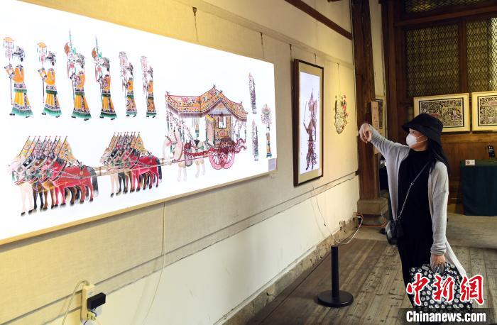 展出的陕西华州皮影作品吸睛。　记者刘可耕 摄