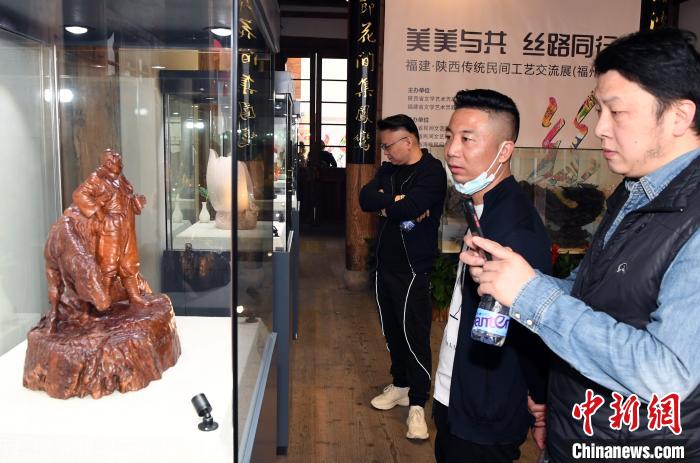 展出的福建籍中国工艺美术大师艺术作品吸引观众观展。　记者刘可耕 摄