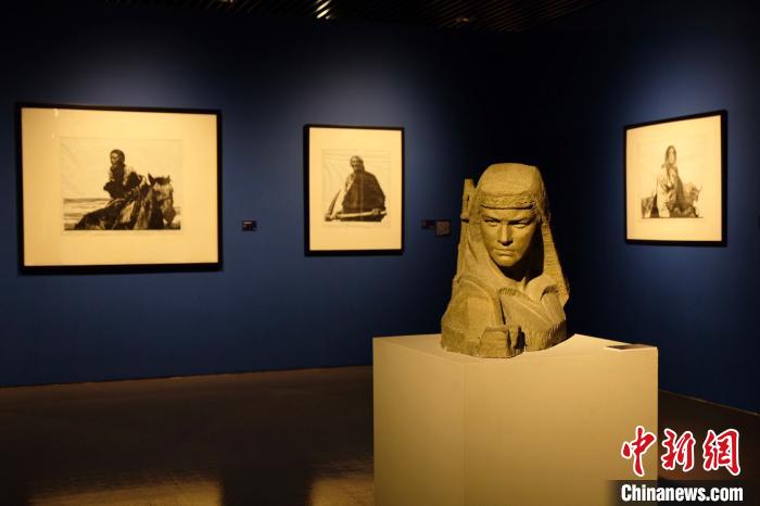 《踏歌行——少数民族题材美术作品展》。　王笈 摄