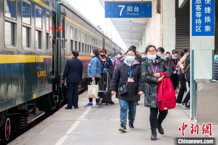 近千武汉游客乘专列打卡襄阳《你好，李焕英》拍摄地