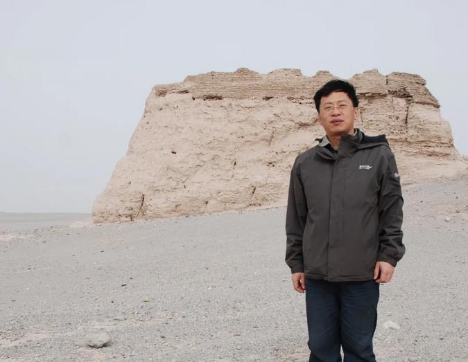 作者刘文锁在新疆米兰吐蕃城堡遗址前留影