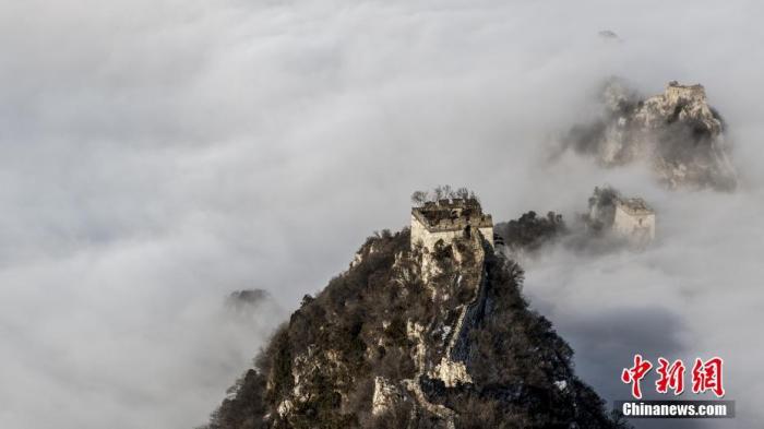 资料图：3月4日，北京遭遇大雾天气，怀柔北部山区箭扣长城云雾缭绕宛如仙境。图片来源：视觉中国